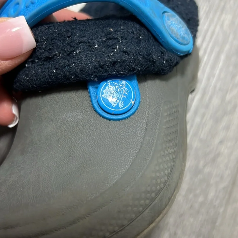 Crocs Kids Gray and Blue Clogs with removable fuzzy inserts / size C6